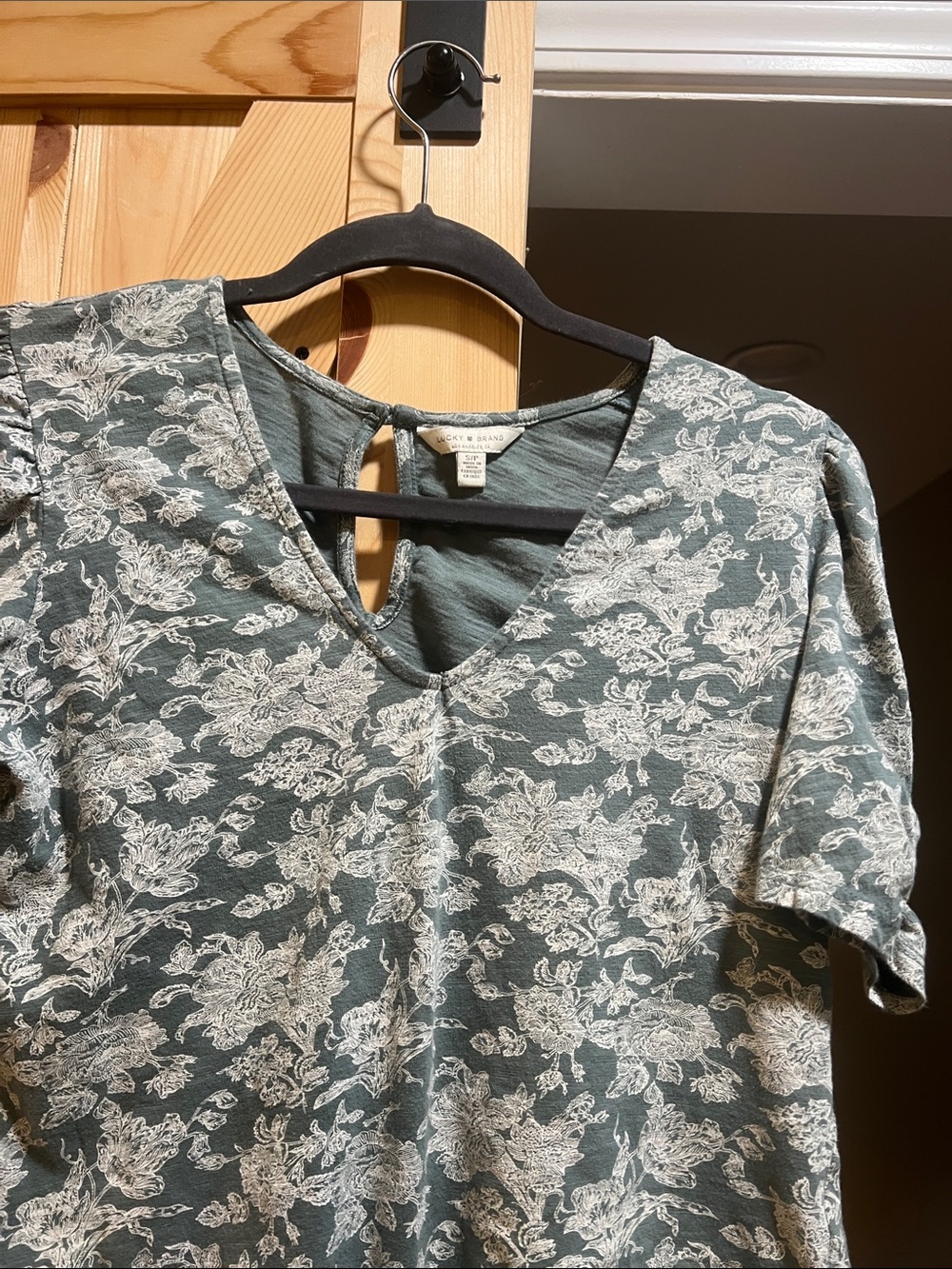 Lucky Brand Sage Green Floral V-Neck Short Sleeve top size small